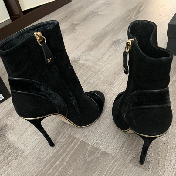 This boots is in very good condition and gently used. - Picture 2 of 7